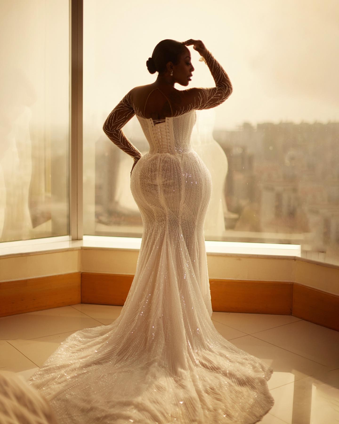 2024 Arabic Aso Ebi Plus Size Ivory Wedding Dresses Beaded Sheer Neck Sequined Lace Vintage Bridal Gowns Dress ZJ55