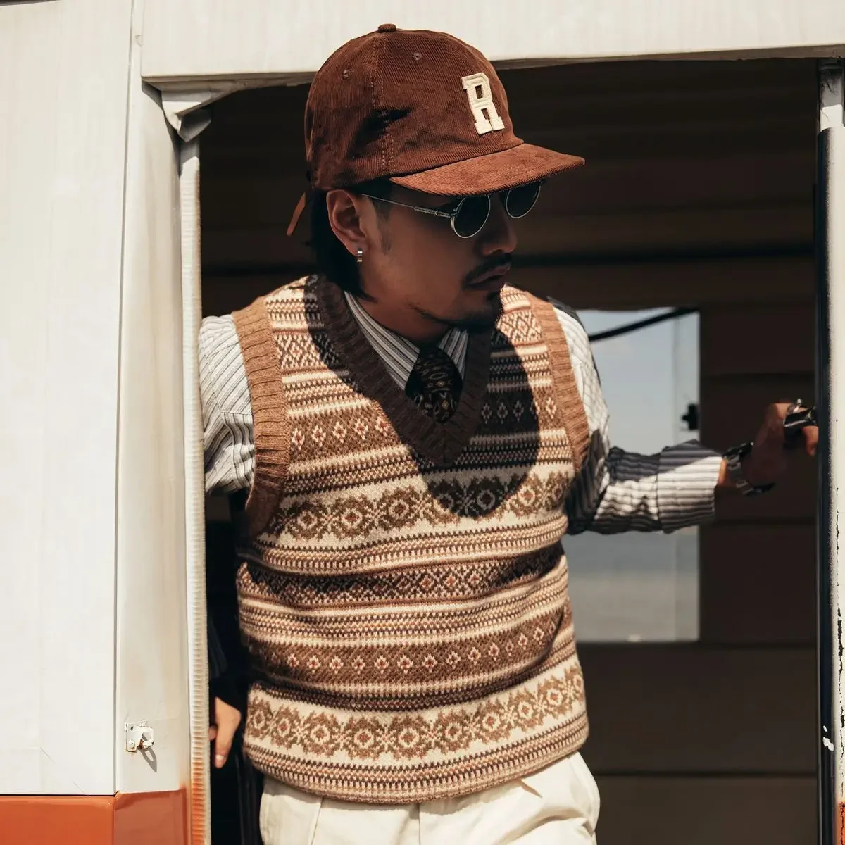 Autumn Winter V-neck Thicken Printed Knitted Vest Mens Loose Casual High Street Sleeveless Sweaters Vests Men Tops Male Clothes 240704