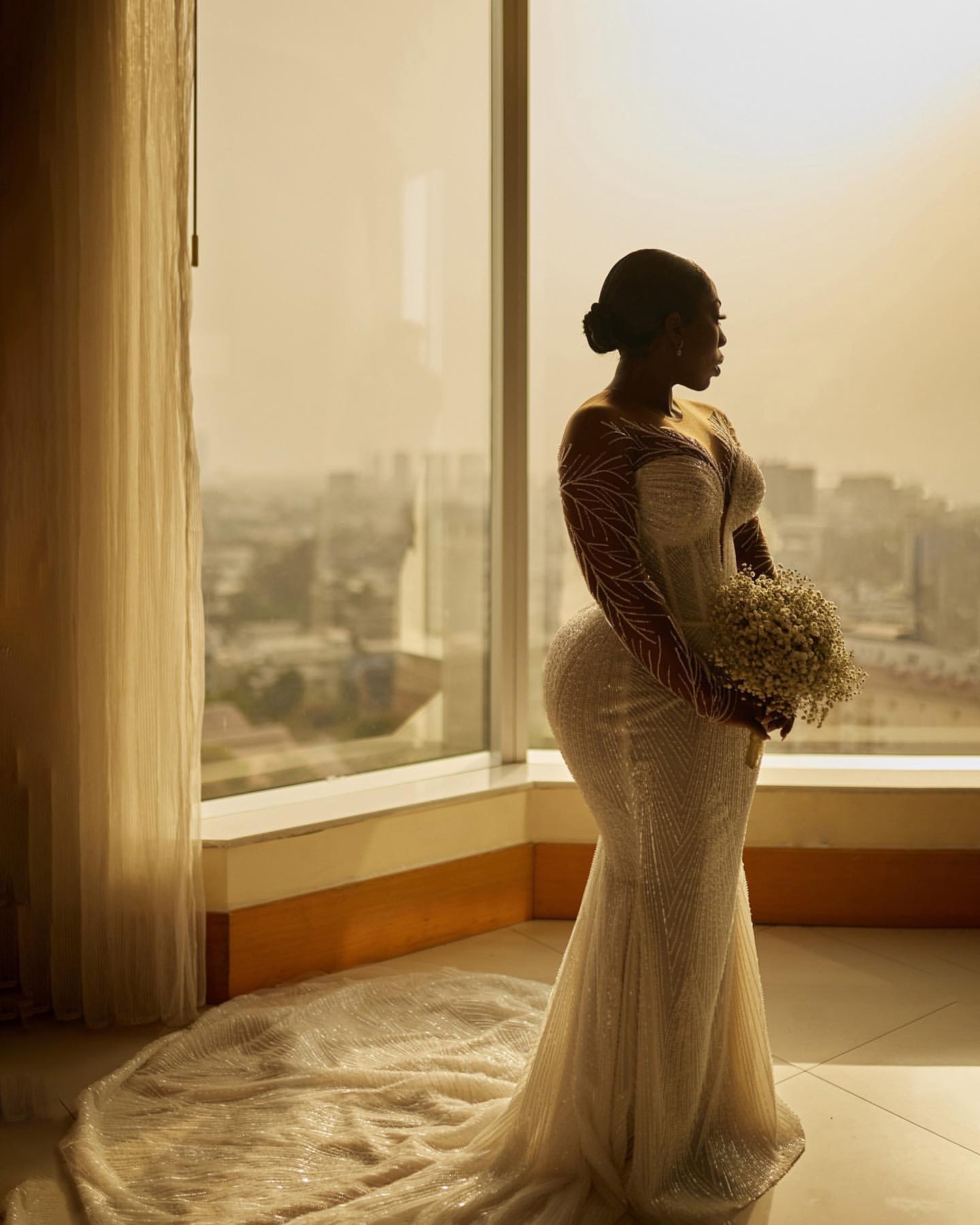 2024 Arabic Aso Ebi Plus Size Ivory Wedding Dresses Beaded Sheer Neck Sequined Lace Vintage Bridal Gowns Dress ZJ55