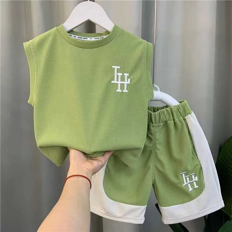 Clothing Sets Childrens Summer Boys Tank Top Set 2024 New Baby Sleeveless Clothes Childrens Cool and Handsome Two Piece Set