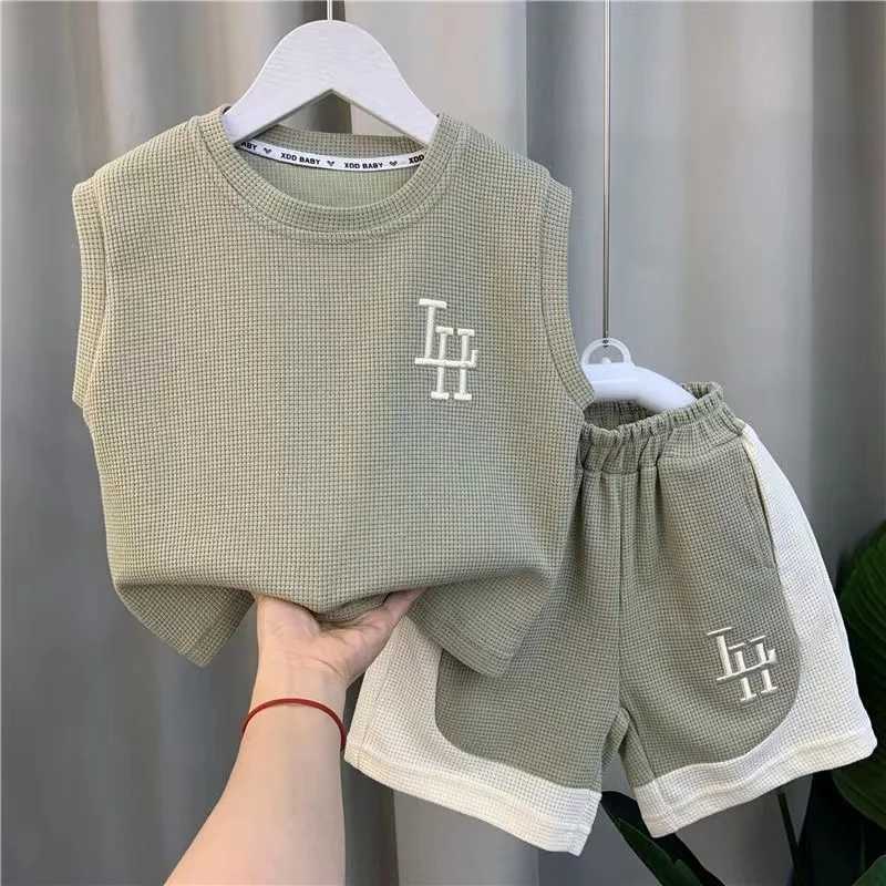 Clothing Sets Childrens Summer Boys Tank Top Set 2024 New Baby Sleeveless Clothes Childrens Cool and Handsome Two Piece Set