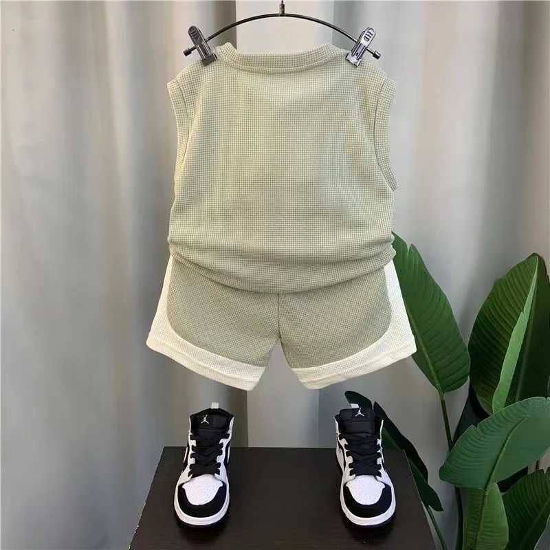 Clothing Sets Childrens Summer Boys Tank Top Set 2024 New Baby Sleeveless Clothes Childrens Cool and Handsome Two Piece Set