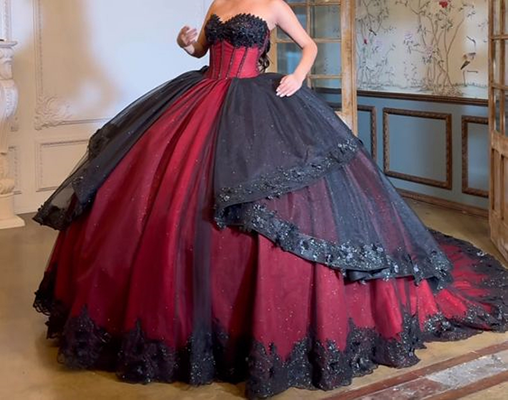 Burgundy And Black Gothic Wedding Dresses Sequins Lace Appliques Ball Gown Vintage Bride Dress Sweetheart Strapless Corset Vestido De Novia Sleeveless