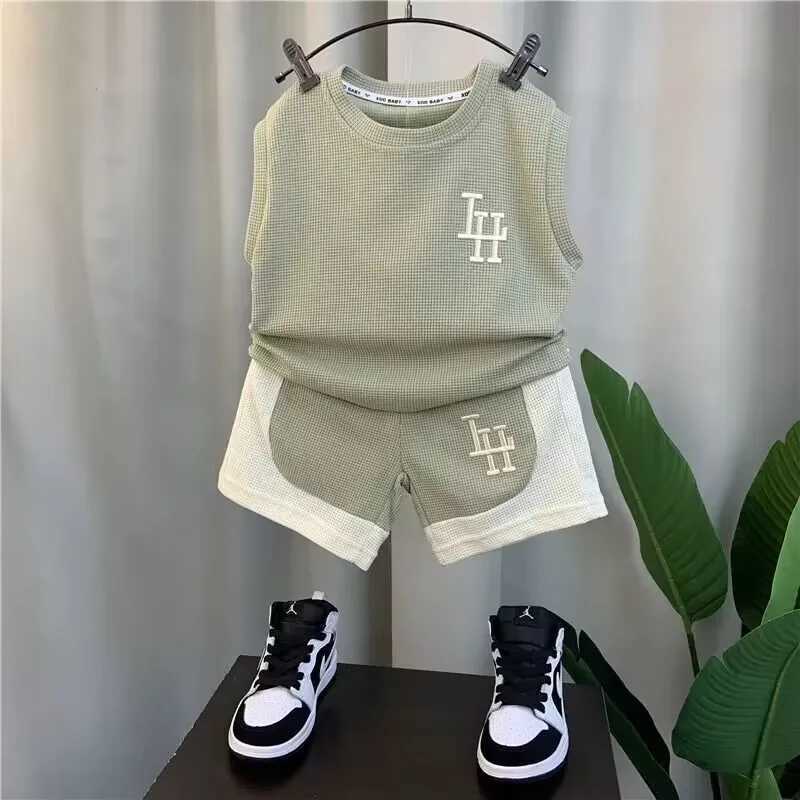 Clothing Sets Childrens Summer Boys Tank Top Set 2023 New Baby Sleeveless Clothes Childrens Cool and Handsome Two Piece Set