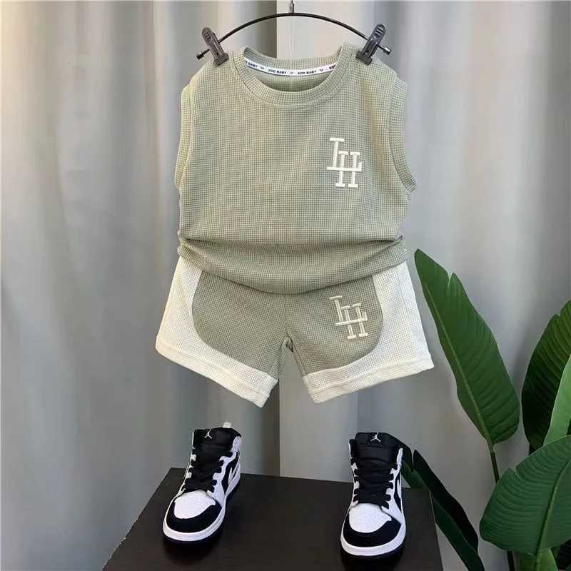 Clothing Sets Childrens Summer Boys Tank Top Set 2024 New Baby Sleeveless Clothes Childrens Cool and Handsome Two Piece Set