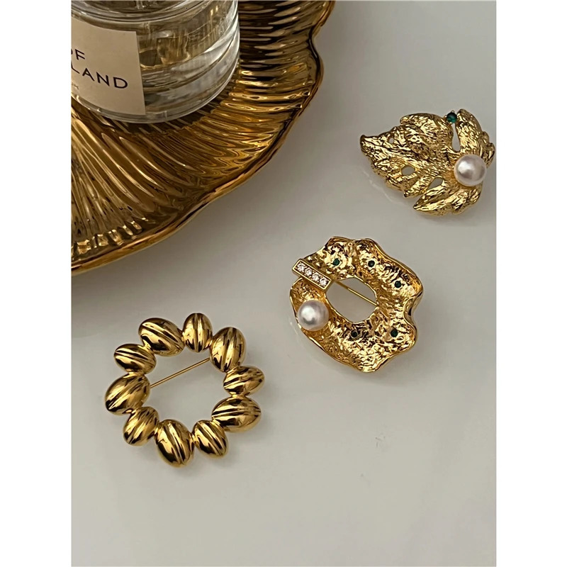 Brass With 18K Retro Real Baroque Pearl Brooches Women Jewelry Punk Party T Show Gown Runway Trendy Korean Japan Israel 240701