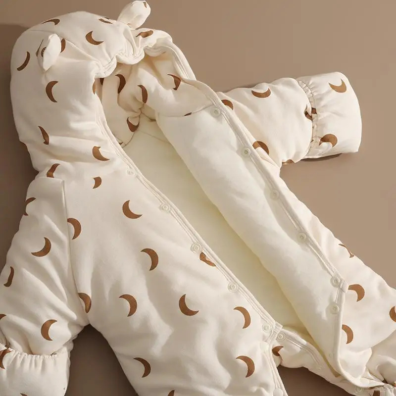 Rompers born Baby Clothes Winter Cottonpadded Jackets Footwrapping Jumpsuits Thickened Bodysuit Outddor 240703