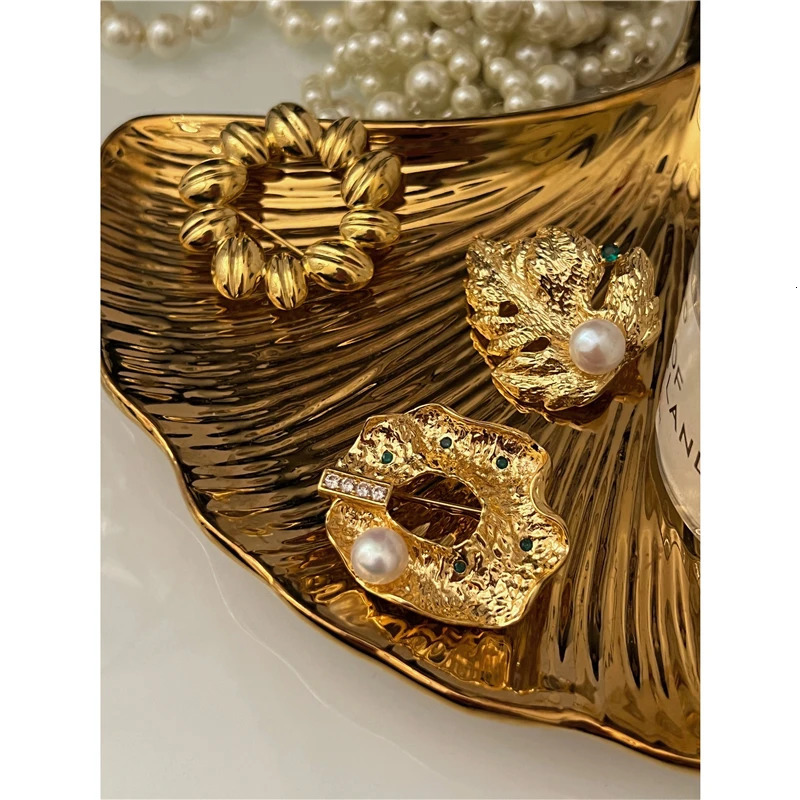 Brass With 18K Retro Real Baroque Pearl Brooches Women Jewelry Punk Party T Show Gown Runway Trendy Korean Japan Israel 240701
