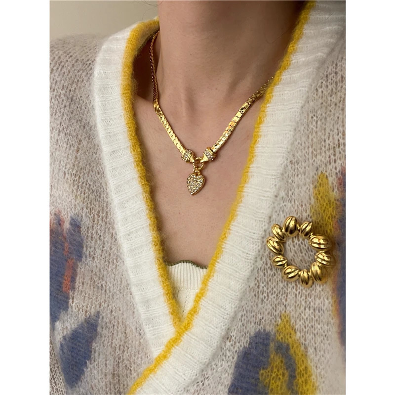 Brass With 18K Retro Real Baroque Pearl Brooches Women Jewelry Punk Party T Show Gown Runway Trendy Korean Japan Israel 240701