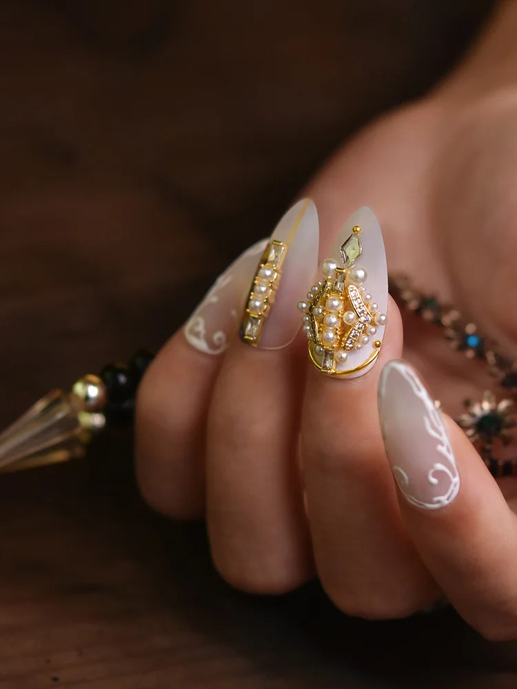 4 pieces of nail art zircon jewelry metal pearl chains Baroque style nail diamond decorations royal court style nail decorations 240705