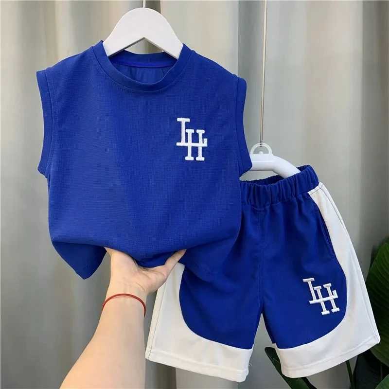 Clothing Sets Childrens Summer Boys Tank Top Set 2023 New Baby Sleeveless Clothes Childrens Cool and Handsome Two Piece Set