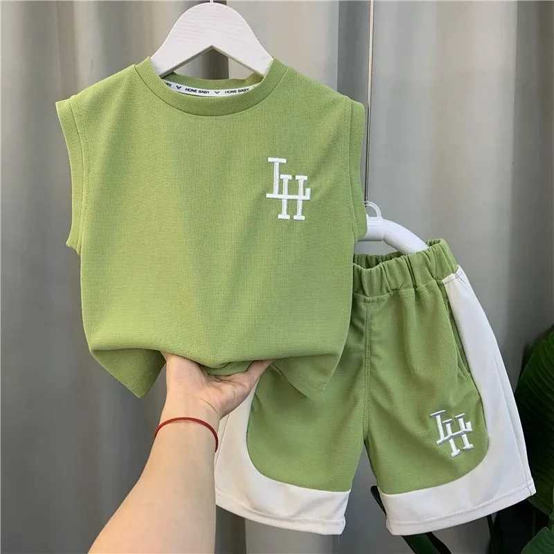 Clothing Sets Childrens Summer Boys Tank Top Set 2023 New Baby Sleeveless Clothes Childrens Cool and Handsome Two Piece Set