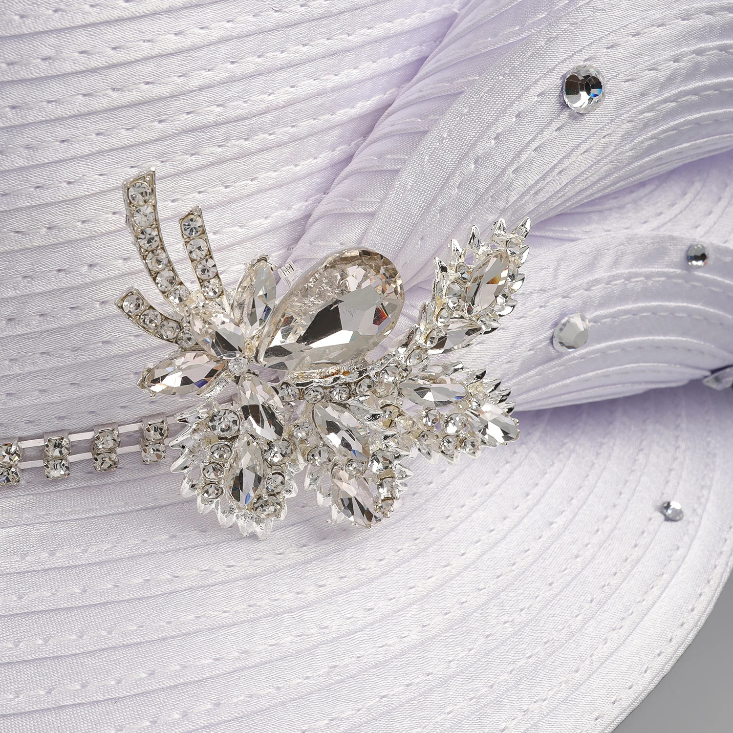Fancy est Women Satin Cloth White Church Hat Elegant Pography Top Hat Fashion Female Banquet Fascinator Wedding Formal Hat 240701