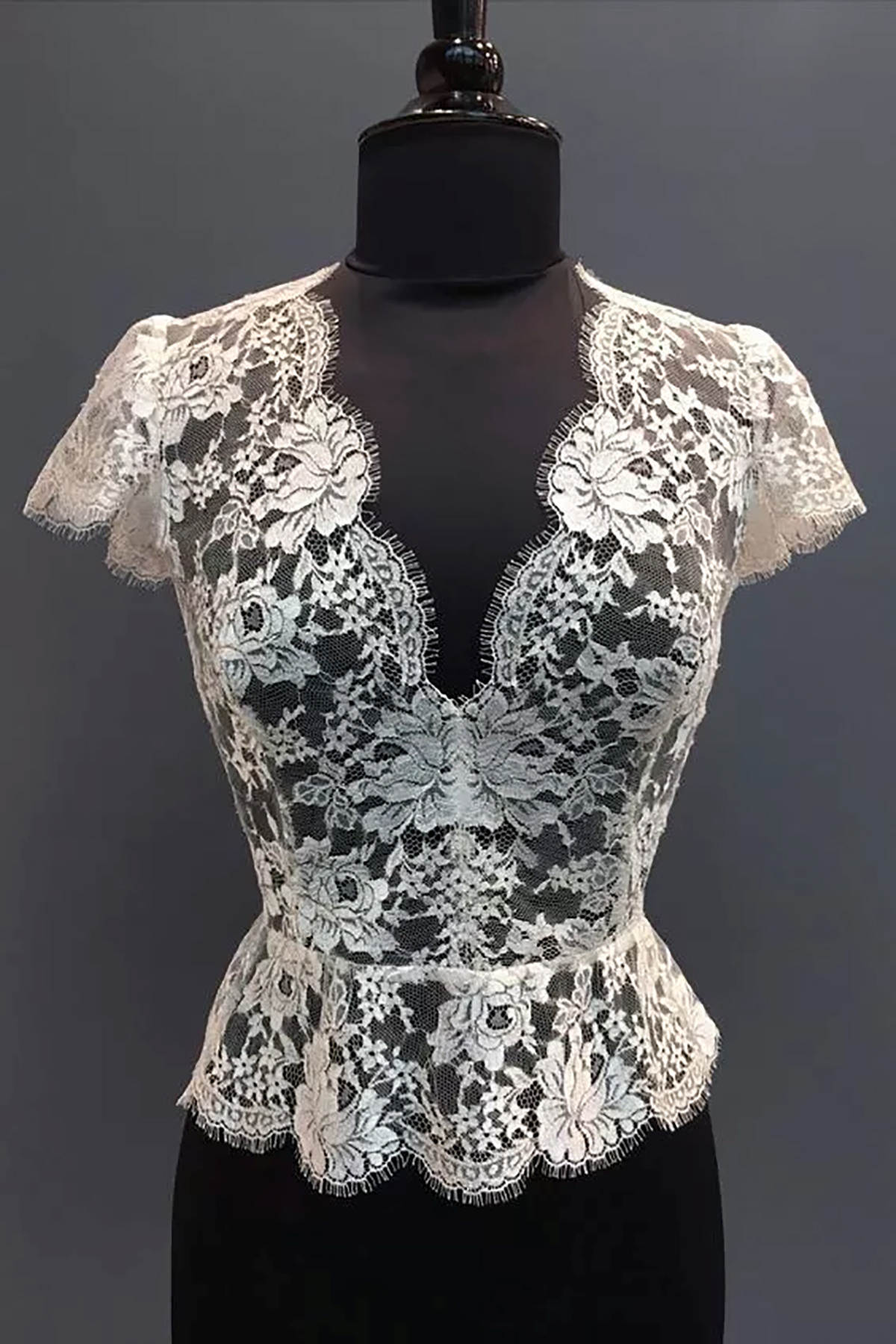 Exquisite Lace Sleeveless Wrap Jacket Sheer V Neck Bride Jackets For Strapless Bridal Dress High Quality Wedding Accessories