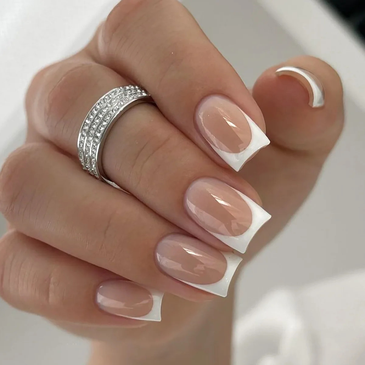 24 pieces/set of womens short false nails French nude square white tips and Rhinestone glitter Y2K according to false nail art 240705