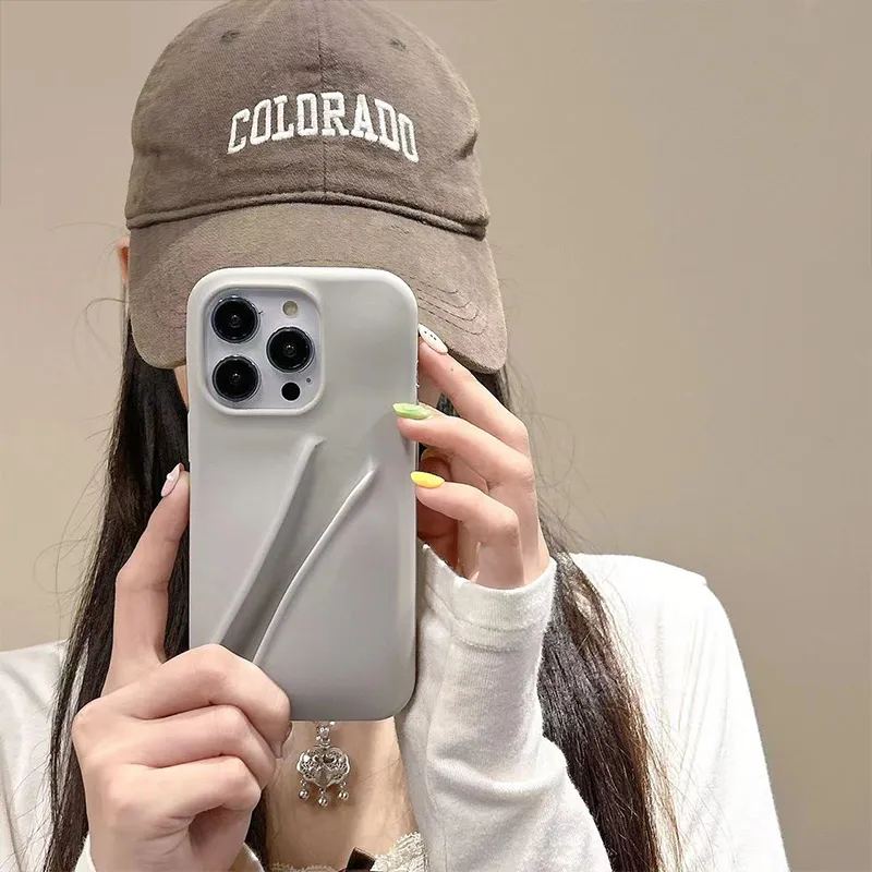 Gloss Phone Case Holder Fashion INS Designer Portable Lip Balm Tint Lipstick Makeup Clip Silicone Mobile Back Cover For iPhone 15 14 13 12 Pro Max