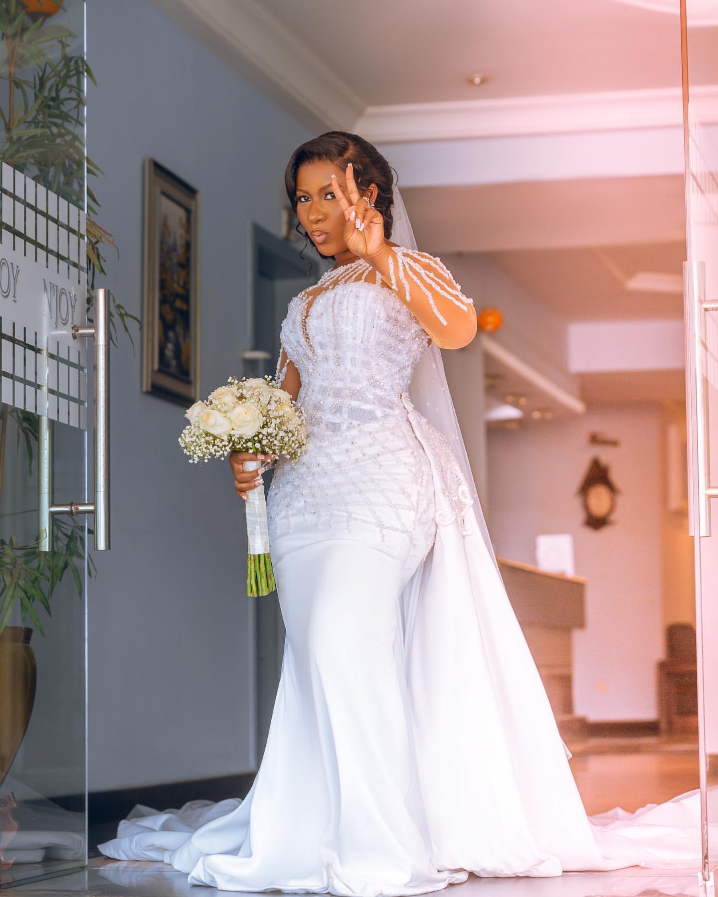2024 Arabic Aso Ebi Plus Size White Mermaid Wedding Dress Lace Beaded Crystals Vintage African Bridal Gowns Dress ZJ064