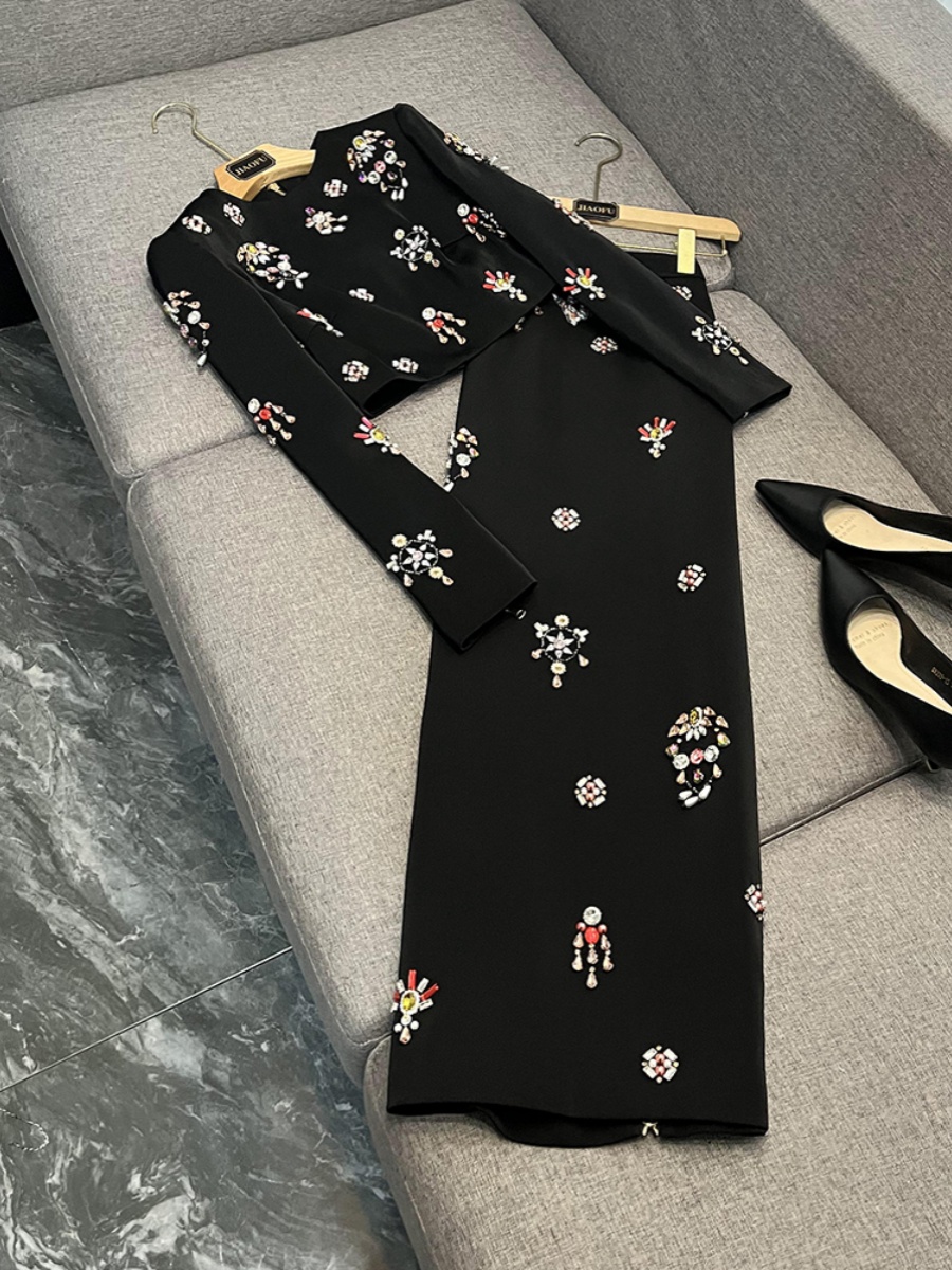 2024 Autumn White / Black Solid Color Two Piece Dress Sets Long Sleeve Round Neck Beaded Top + Rhinestone Mid-Calf Skirt Set Two Piece Suits O4Q072840
