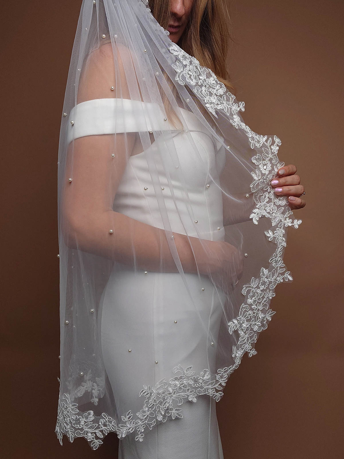 Elegant Wedding Veil Pearls Appliques Short Bridal Veil with Comb Special Cut Veil White Ivory Wedding Accessories