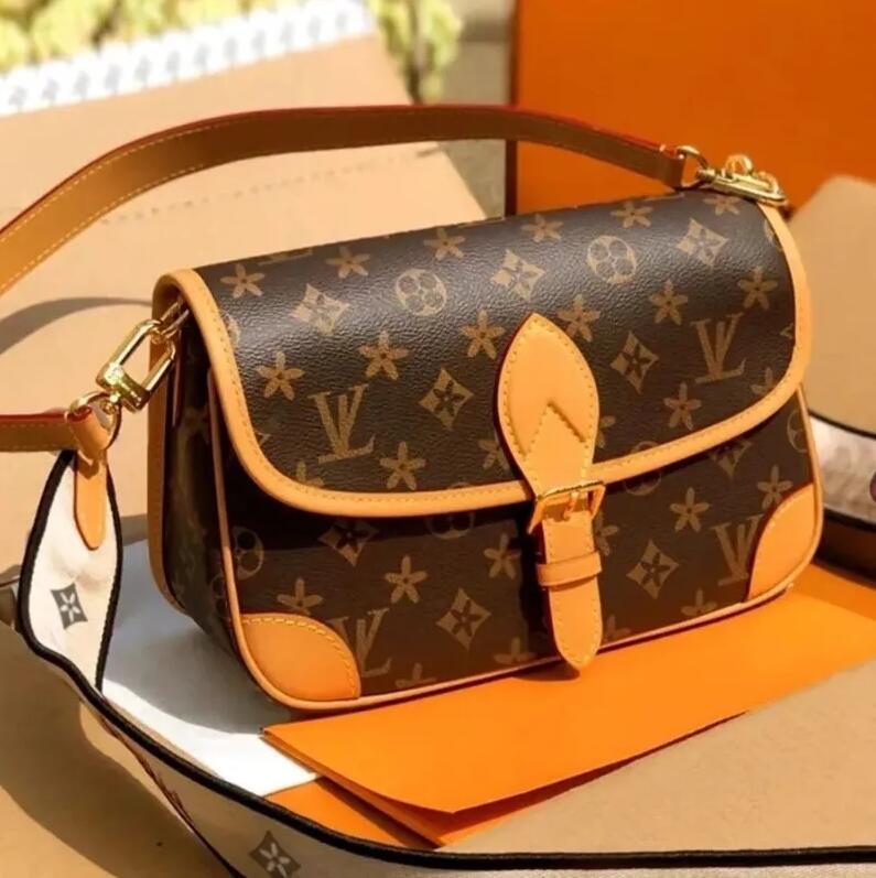 2024 Women s Designer Crossbody Diane Baguette Classic Vintage Canvas Jacquard Strap Flower Flap Emed Letters Clutch Purse Shoulder Bags Tote Bag