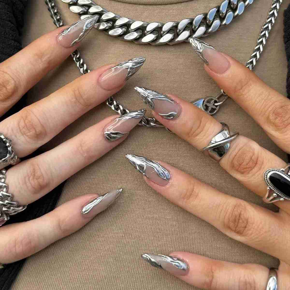 24pcs Silver Almond False Nails Oval Decorated Cloud Milk Wearable Fake Nails Short Press On Nail Coffin Detachable French TipsM240709