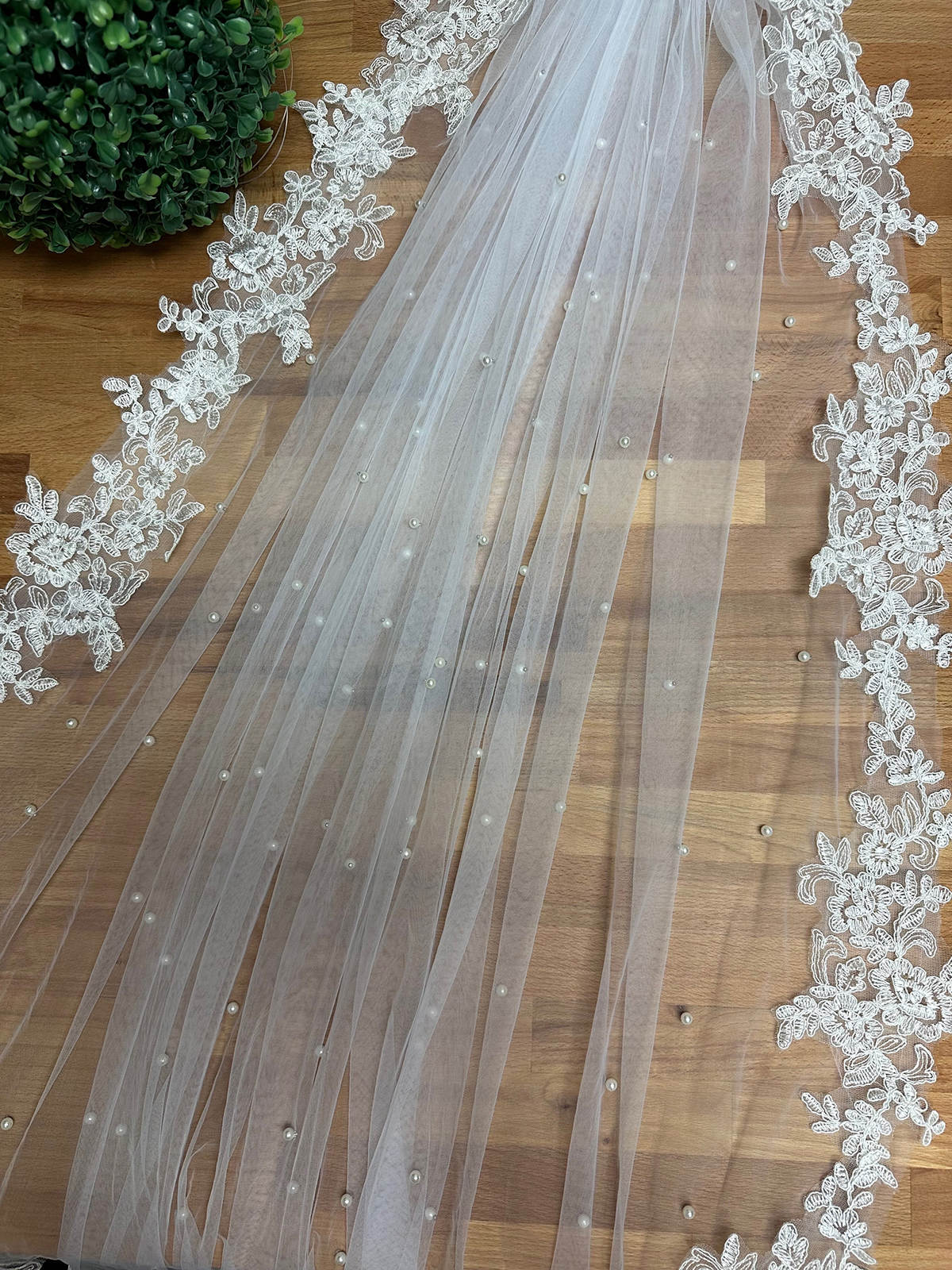 Elegant Wedding Veil Pearls Appliques Short Bridal Veil with Comb Special Cut Veil White Ivory Wedding Accessories