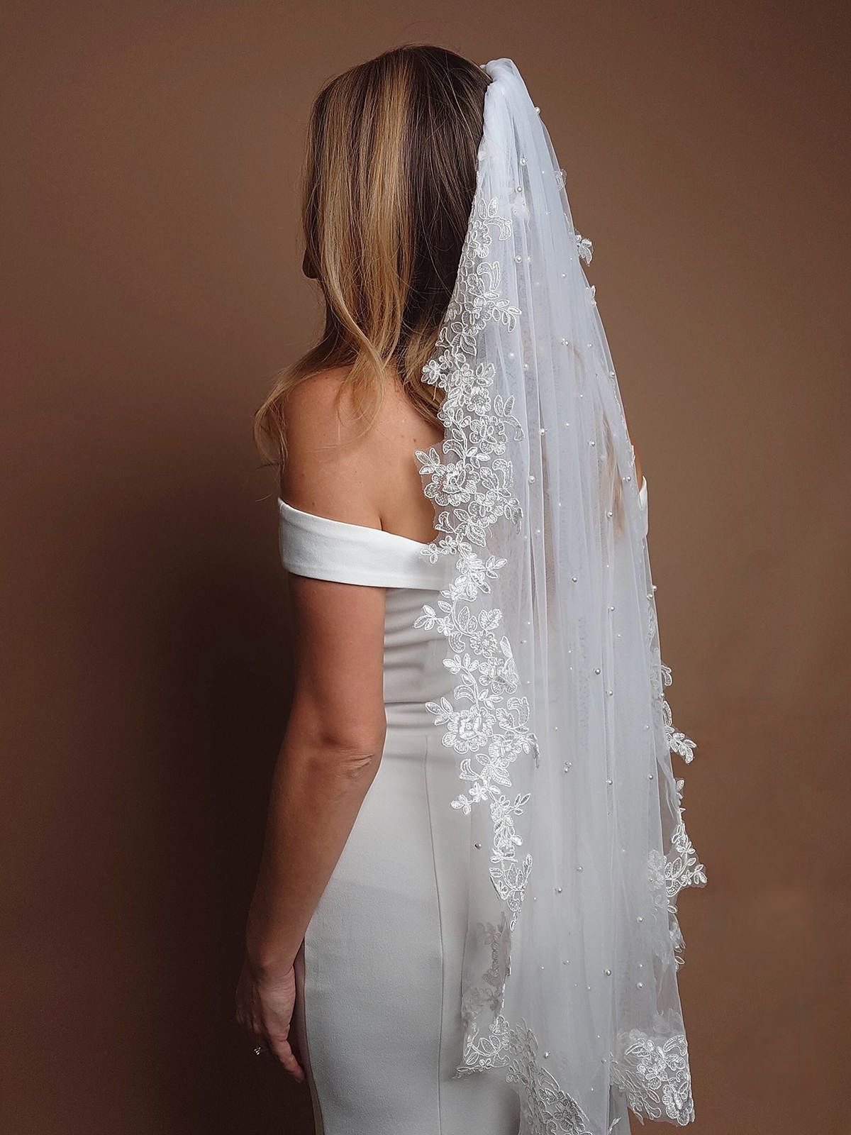 Elegant Wedding Veil Pearls Appliques Short Bridal Veil with Comb Special Cut Veil White Ivory Wedding Accessories