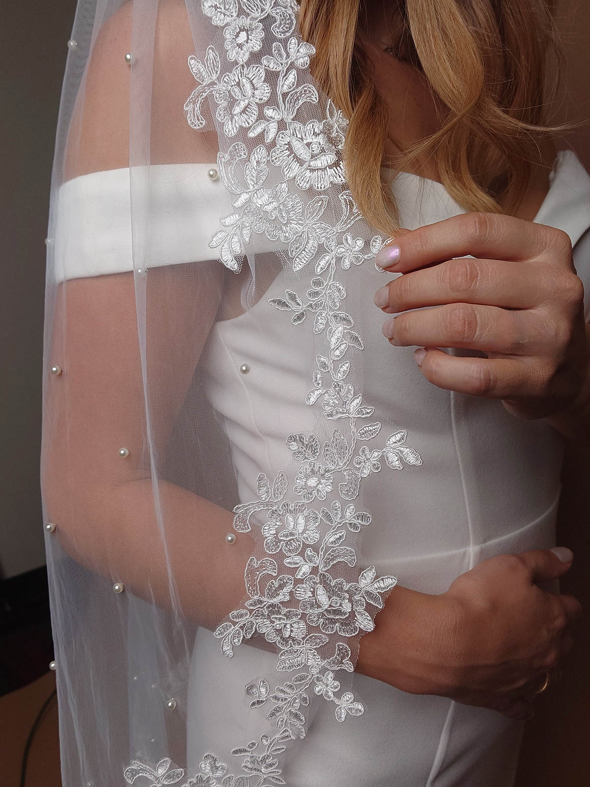 Elegant Wedding Veil Pearls Appliques Short Bridal Veil with Comb Special Cut Veil White Ivory Wedding Accessories