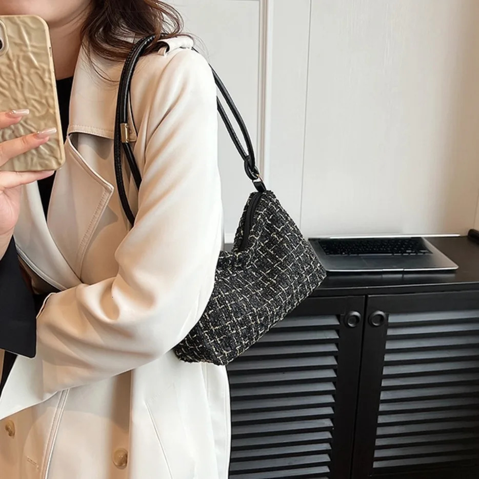 Dacron Woolen Plaid Underarm Bag Hobos Soft New Luxury Designer Handbags Korean Style Appliques Purse Crossbody Bag Women 240709