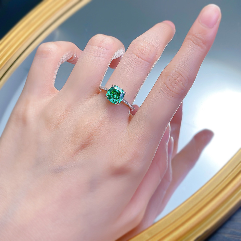 Unique Sterg Sier Emerald Moissanite Wedding Ring for Women