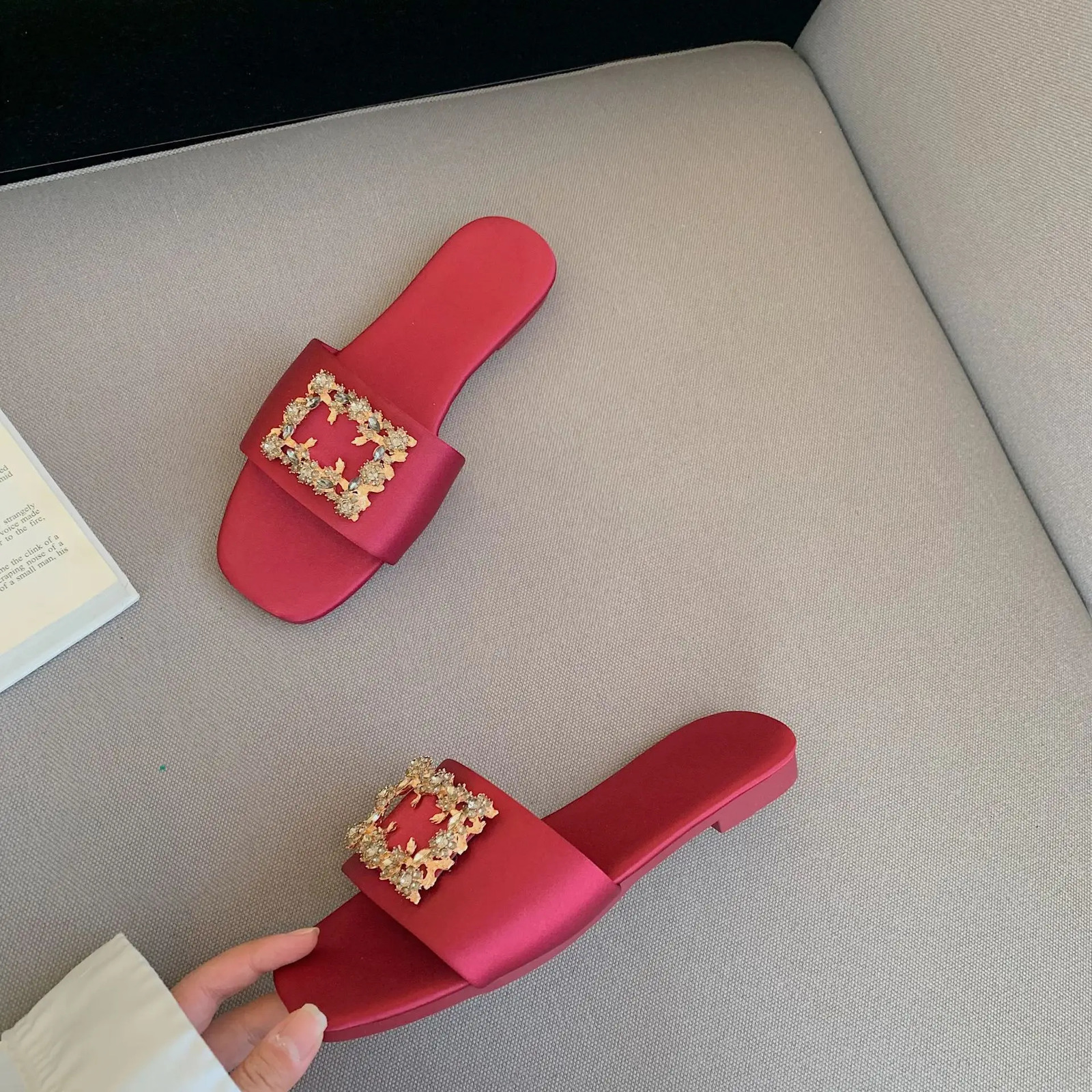 Satin Womens Slippers Summer 2024 Water Diamond Buckle Flat Elegant Sandals Womens Fashion Outdoor Beach Shoes Slippery 240710