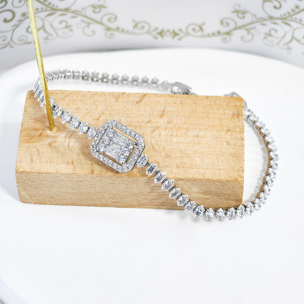 Designer Jewellery High Quality Zircon Inlay Geometry Bracelet Light Luxury Bangle with Full Diamonds for Festival Gifting Textured Shiny Accessory