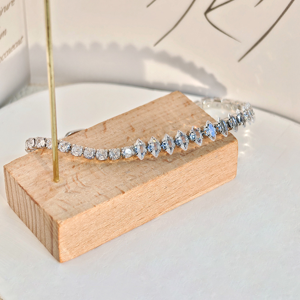 Designer Jewellery High Quality Zircon Crystal Fine Diamond Bangle for Wedding Gift Textured Elegant Accessory