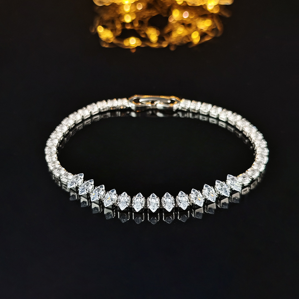 Designer Jewellery High Quality Zircon Crystal Fine Diamond Bangle for Wedding Gift Textured Elegant Accessory