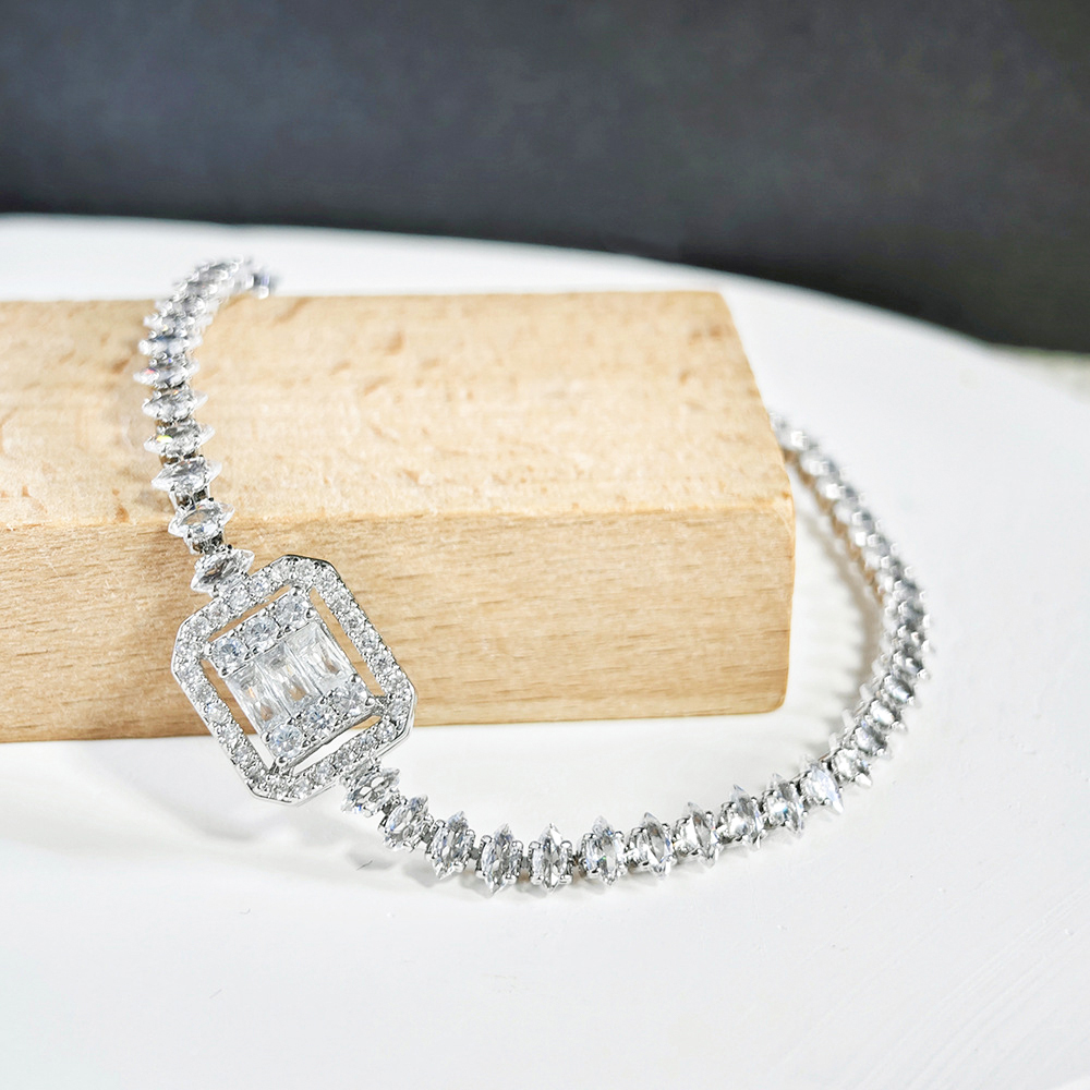 Designer Jewellery High Quality Zircon Inlay Geometry Bracelet Light Luxury Bangle with Full Diamonds for Festival Gifting Textured Shiny Accessory