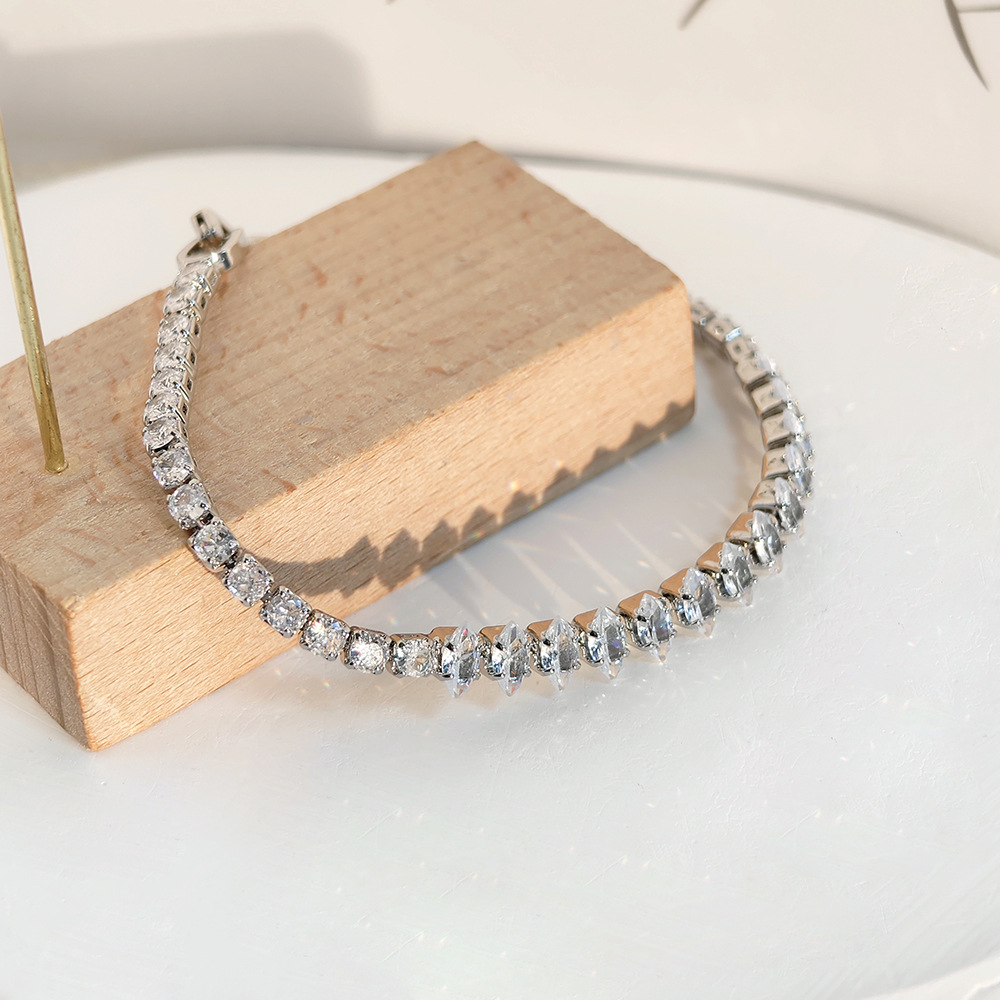 Designer Jewellery High Quality Zircon Crystal Fine Diamond Bangle for Wedding Gift Textured Elegant Accessory