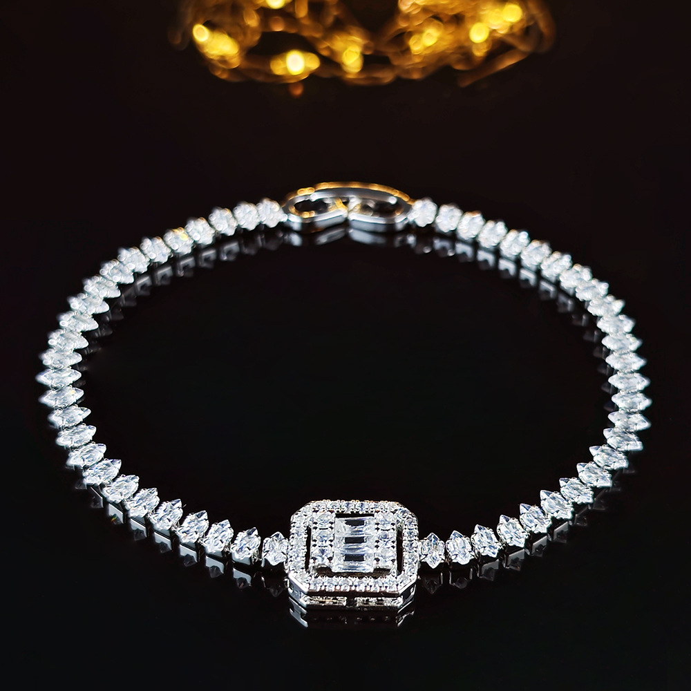 Designer Jewellery High Quality Zircon Inlay Geometry Bracelet Light Luxury Bangle with Full Diamonds for Festival Gifting Textured Shiny Accessory