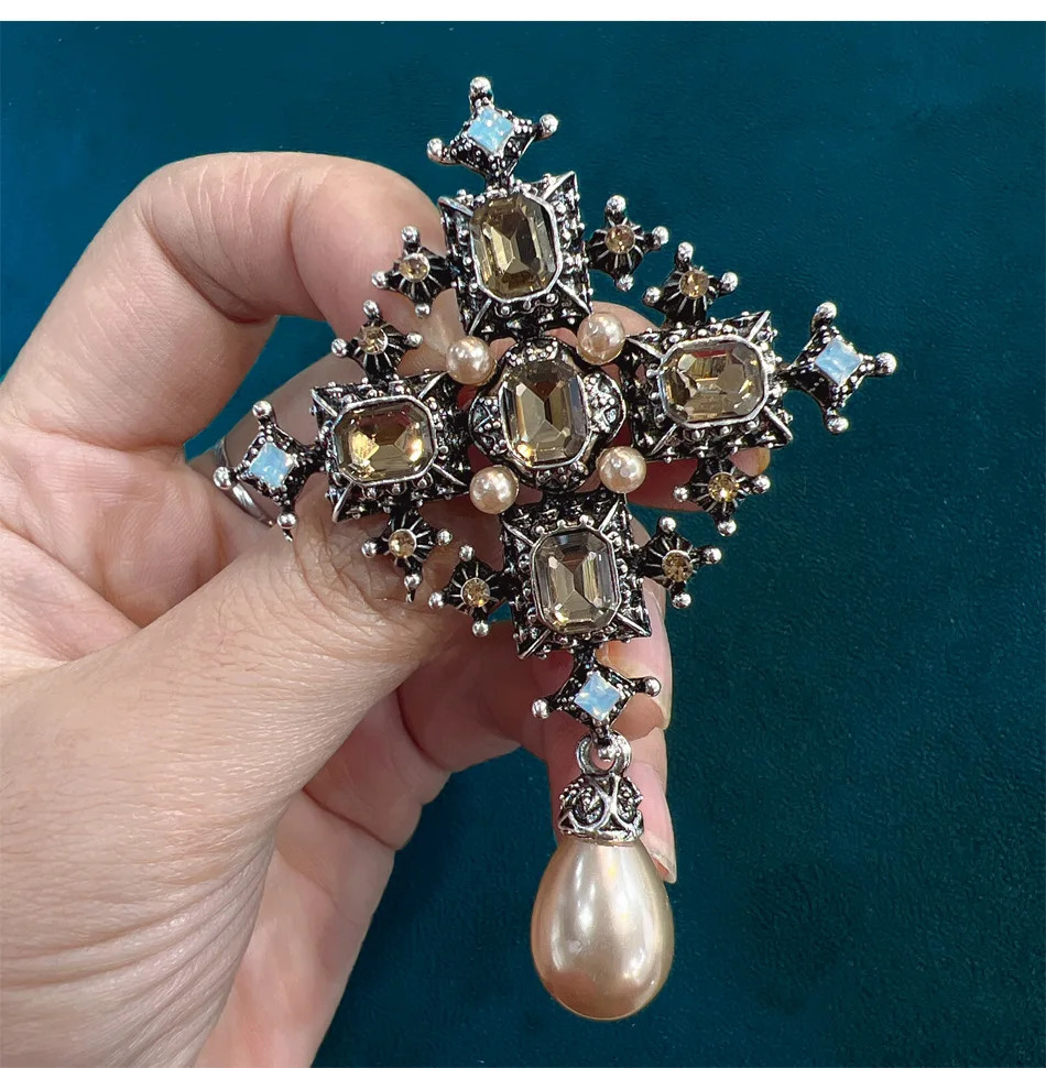 Baroque Pearl Cross Brooches For Women Men Vintage Metal Rhinestone Brooch Elegant Clothing Coat Pins Party Jewelry Gifts 240702