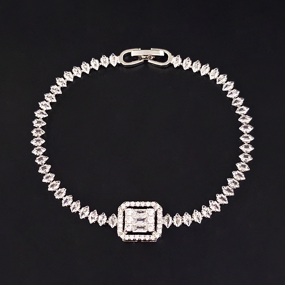 Designer Jewellery High Quality Zircon Inlay Geometry Bracelet Light Luxury Bangle with Full Diamonds for Festival Gifting Textured Shiny Accessory