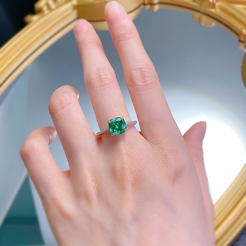 Unique Sterg Sier Emerald Moissanite Wedding Ring for Women