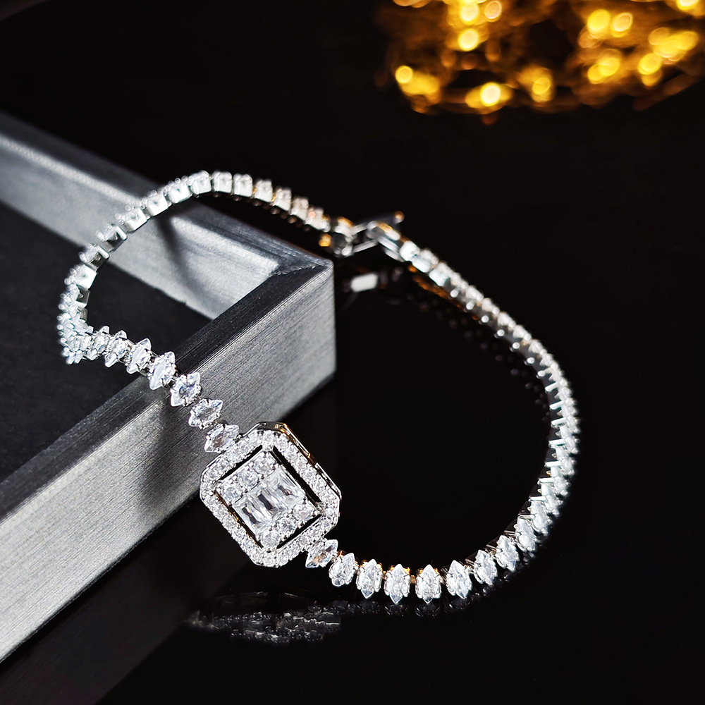 Designer Jewellery High Quality Zircon Inlay Geometry Bracelet Light Luxury Bangle with Full Diamonds for Festival Gifting Textured Shiny Accessory