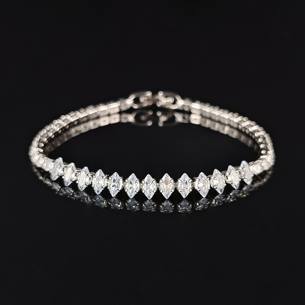 Designer Jewellery High Quality Zircon Crystal Fine Diamond Bangle for Wedding Gift Textured Elegant Accessory