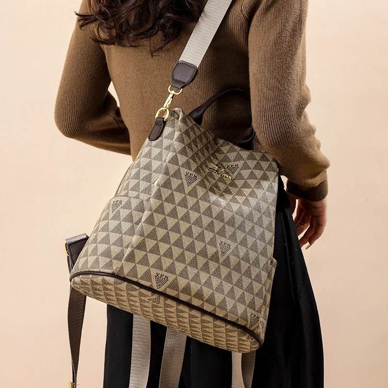 Fashionable womens vintage bag large capacity girl shoulder bag multifunctional single shoulder bag printed decoration 240704