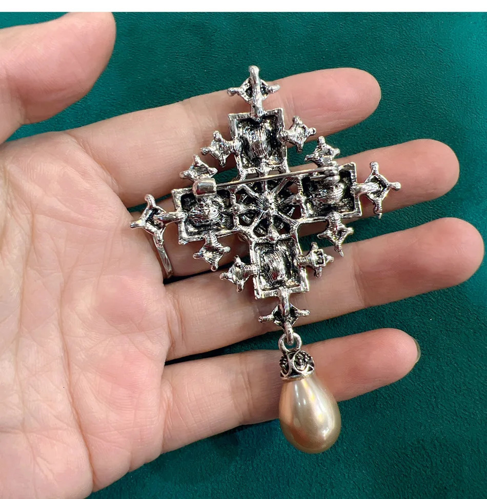 Baroque Pearl Cross Brooches For Women Men Vintage Metal Rhinestone Brooch Elegant Clothing Coat Pins Party Jewelry Gifts 240702