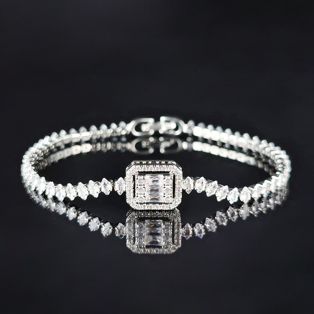 Designer Jewellery High Quality Zircon Inlay Geometry Bracelet Light Luxury Bangle with Full Diamonds for Festival Gifting Textured Shiny Accessory