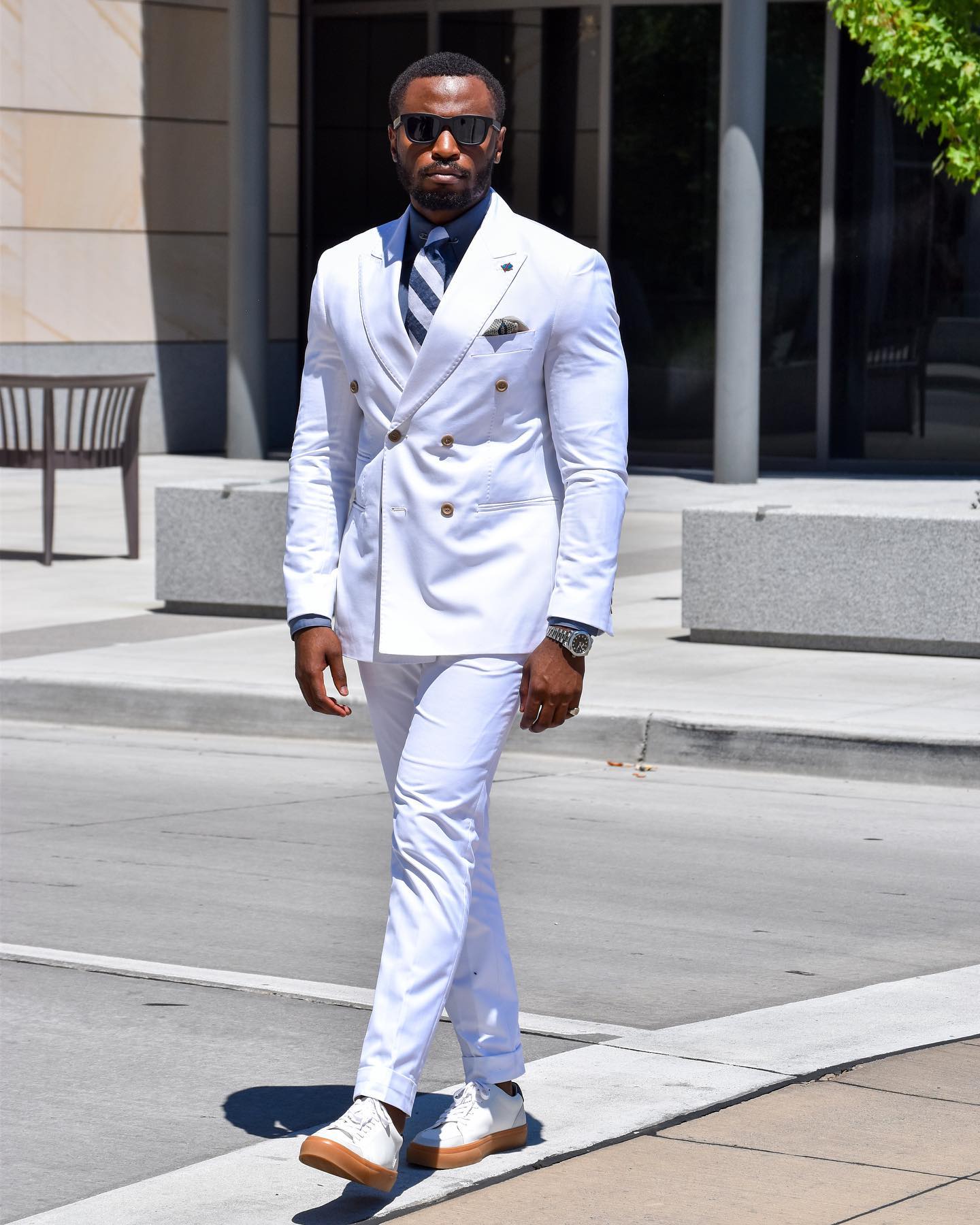 White Slim Fit Mens Suits 2 Pieces Sets Peaked Lapel Blazers Wedding Tuxedos Double Breasted Business Formal Suit With Jacket And Pants