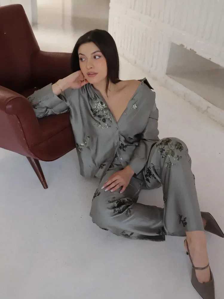 Women's Two Piece Pants Retro dyed embroidered sequins womens two-piece set with unique lapels long sleeved shirts loose pants summer womens clot