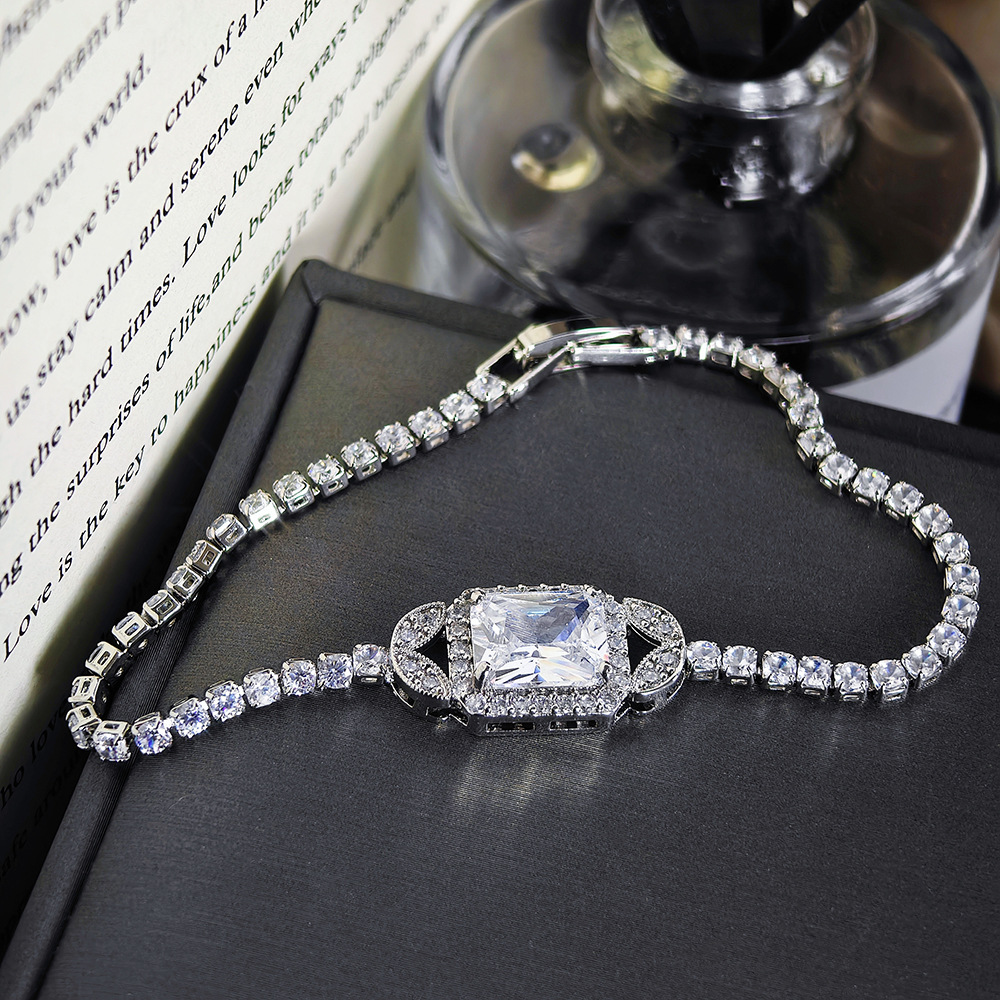 Designer Jewellery High Quality Brass Square Bangle with Zircon Inlay Crystal Rhinestone Accents for Party Occasions Gift Textured Statement Accessory