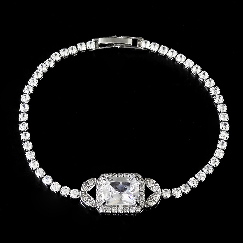 Designer Jewellery High Quality Brass Square Bangle with Zircon Inlay Crystal Rhinestone Accents for Party Occasions Gift Textured Statement Accessory