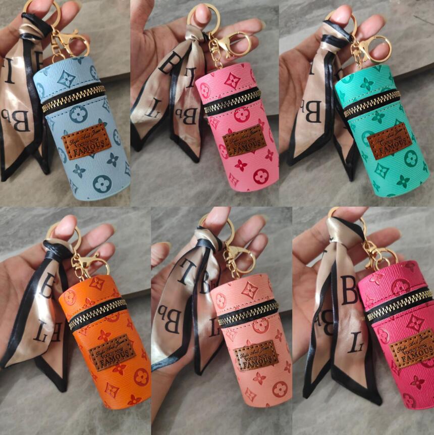 Letter Key Desiger Rigs Silk Scarf Lipstick Keychais Fashio PU Leather Purse Pedat Car Keyrig Chai Charm Brow Flower Mii Bag Triket Gift for Me chais rig